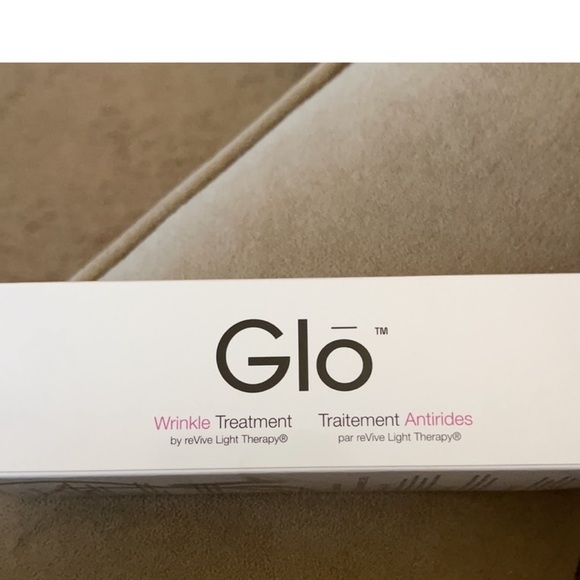 ReVive light therapy skin treatment tool - Picture 4 of 4